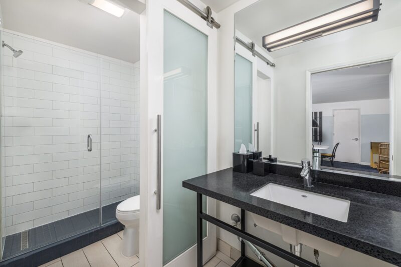 Partial Ocean View King Suite Bathroom